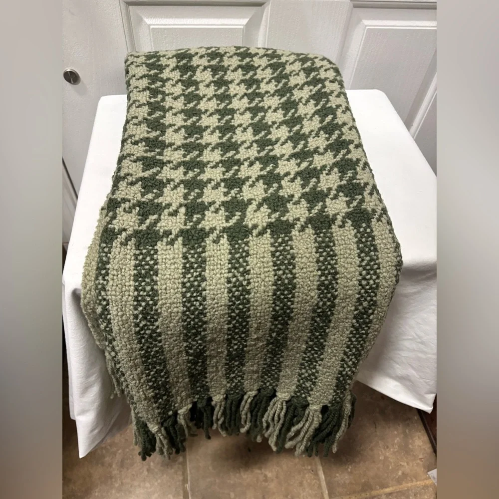 Williams Sonoma Wool Blend Green and Cream Textured Throw 60x50inch